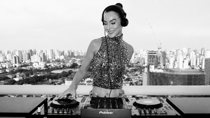300 Sky Bar Mary Gripa
