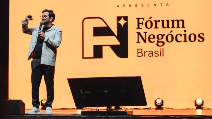 Fórum Palestrante no palco do Fórum Negócios Brasil durante edição do evento empresarial em São Paulo.