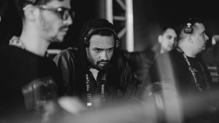 Sarça Rodrigo de Paula durante produção audiovisual em set de filmagem