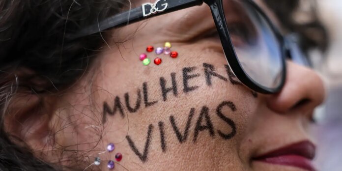Ex-policial do Rio é condenado a 28 anos de prisão Ex-policial do Rio é condenado a 28 anos de prisão por feminicídio