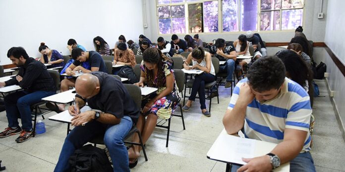 Provas do Encceja são realizadas neste domingo em todo o Provas do Encceja são realizadas neste domingo em todo o país