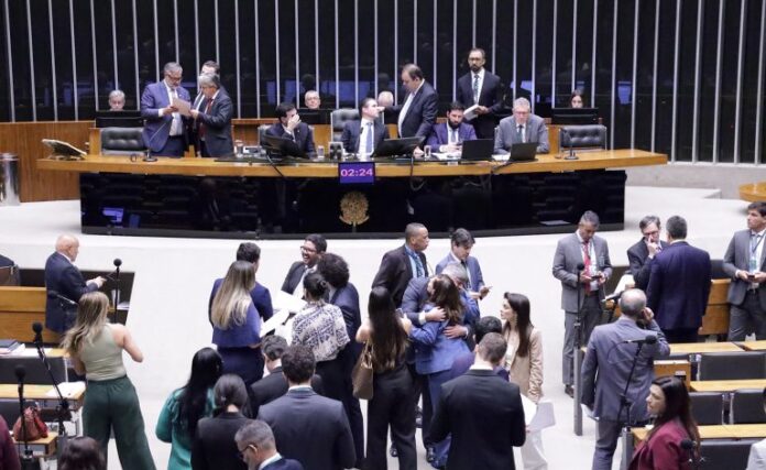 Câmara aprova R$ 305 milhões para socorrer vítimas de chuvas Discussão e votação de propostas legislativas.