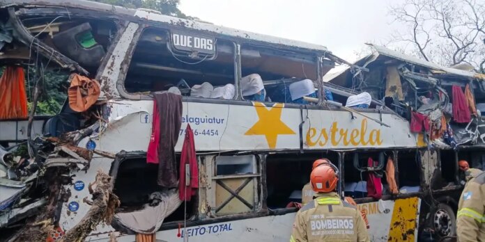 Oito pessoas morrem em tombamento de ônibus em Petrópolis
