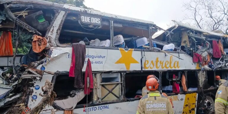 Oito pessoas morrem em tombamento de ônibus em Petrópolis