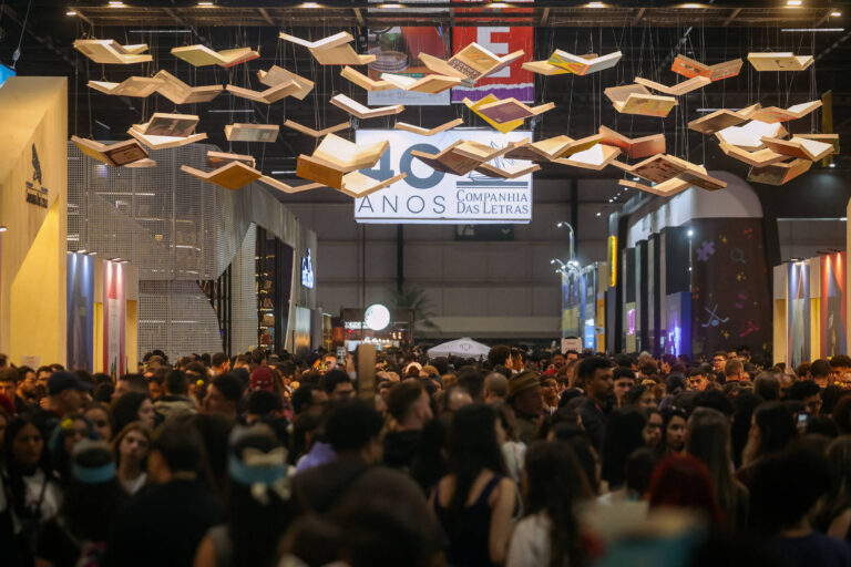 Bienal do Livro: Maidy Lacerda arrasta multidões no evento - 07/09/2026 - Ilustrada