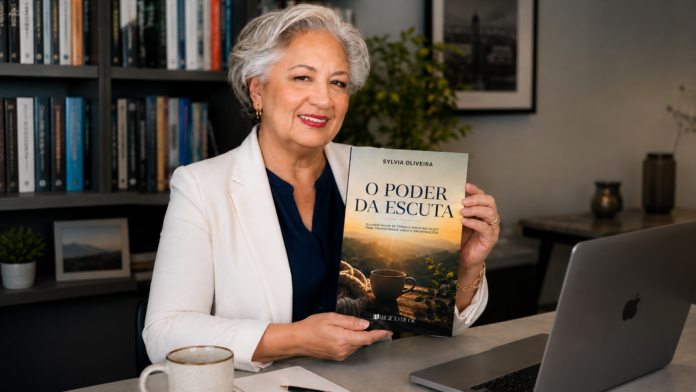 ChatGPT Image 2 de set. de 2026, 10_35_15 Sylvia Oliveira segura o livro “O Poder da Escuta”, obra sobre escuta, relações humanas e transformação nas organizações.