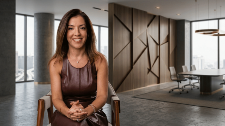 Mirella Franco Mello em ambiente executivo, em coluna sobre o papel do advisor nas decisões e trajetórias profissionais.
