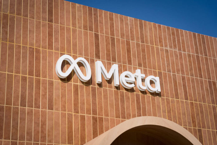 Logo da Meta em fachada de prédio