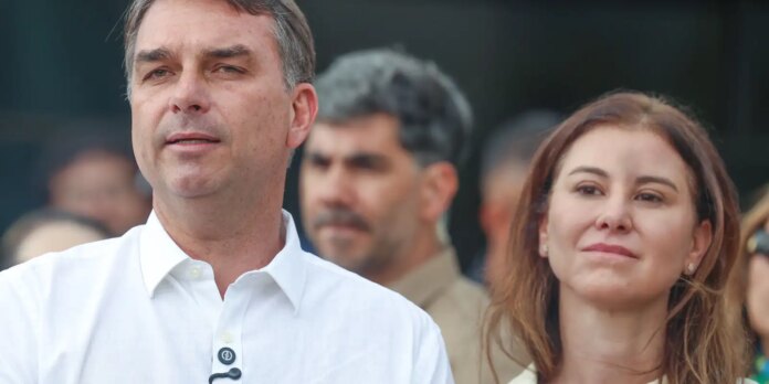 Flávio Bolsonaro participa de missa na Catedral de Brasília Flávio Bolsonaro participa de missa na Catedral de Brasília