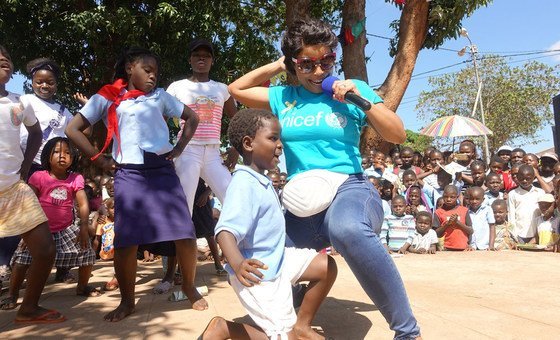 Cantora de Moçambique diz que é hora de as crianças Cantora de Moçambique diz que é hora de as crianças transformarem o mundo