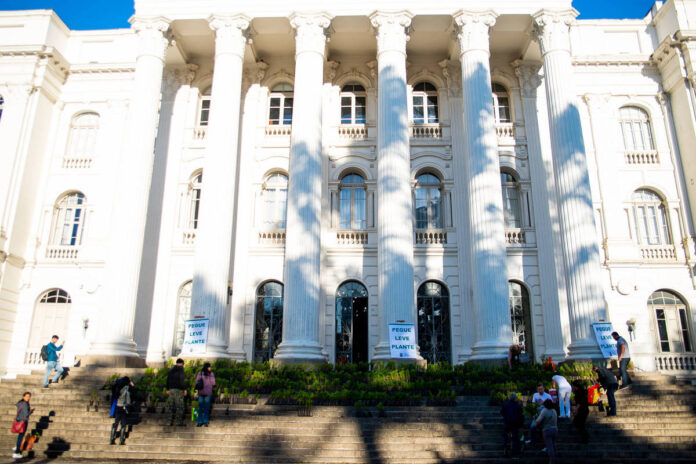Foram anos de universidade pública para fazer esta coluna - Foram anos de universidade pública para fazer esta coluna - 14/10/2026 - Caetano W. Galindo