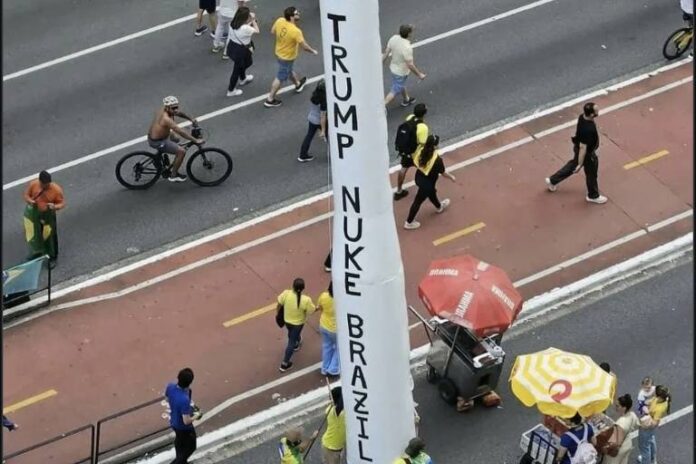 Inflável em ato de Flávio Bolsonaro pede ataque de Trump Inflável em ato de Flávio Bolsonaro pede ataque de Trump - 18/10/2026 - Ilustrada