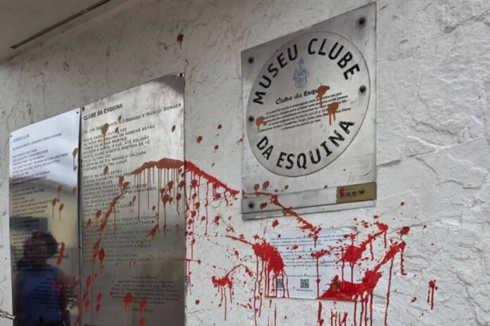 Memorial do Clube da Esquina é vandalizado em BH - Memorial do Clube da Esquina é vandalizado em BH - 23/10/2026 - Ilustrada