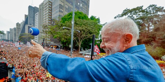 Ato pela reeleição de Lula leva milhares à Avenida Paulista Ato pela reeleição de Lula leva milhares à Avenida Paulista