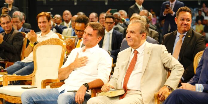 Flávio passa domingo reunido com prefeitos e vereadores de São Flávio passa domingo reunido com prefeitos e vereadores de São Paulo
