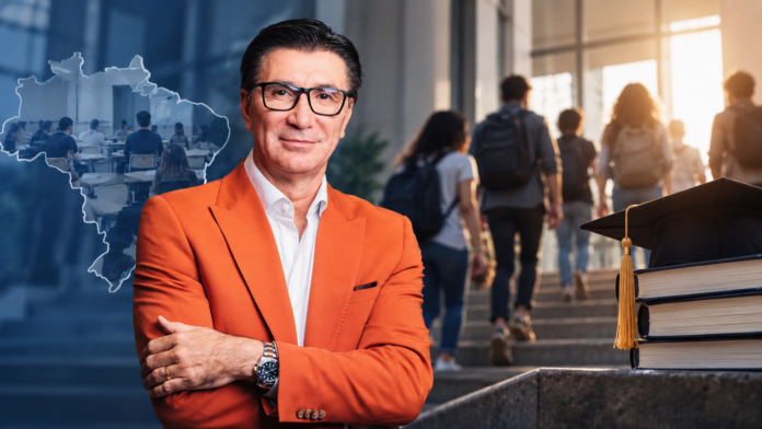 Educação em Movimento no Brasil Janguiê Diniz em destaque diante de cenário universitário com estudantes, mapa do Brasil e capelo de formatura, simbolizando os desafios da evasão no ensino superior.
