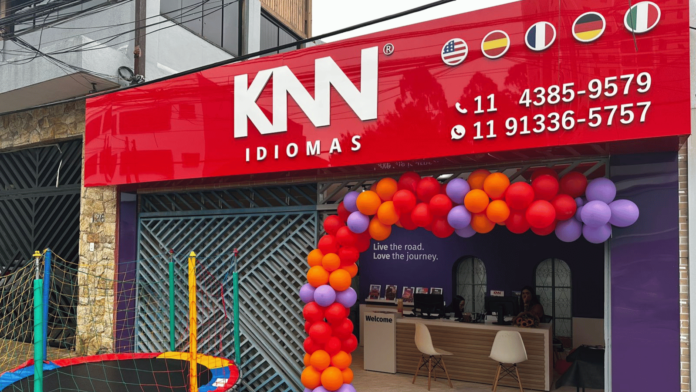 KNN (1) Fachada da KNN Idiomas em Taboão da Serra, São Paulo, com identidade visual da escola e entrada decorada com balões coloridos.