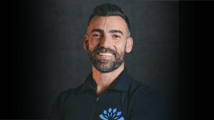 Édipo Rocha, fundador da Inspire Pilates, posa para foto institucional. Rede alcançou 100 estúdios e atende mais de 15 mil alunos por mês.