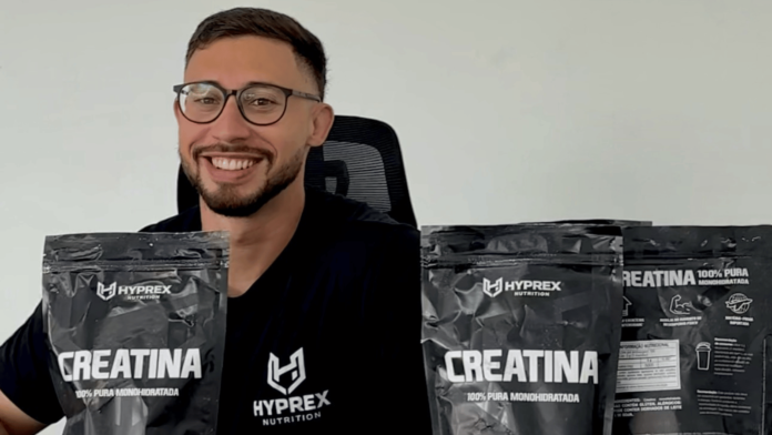 Victor Wandeveld, fundador da Hyprex, apresenta embalagens de creatina da sua marca própria de suplementos alimentares.
