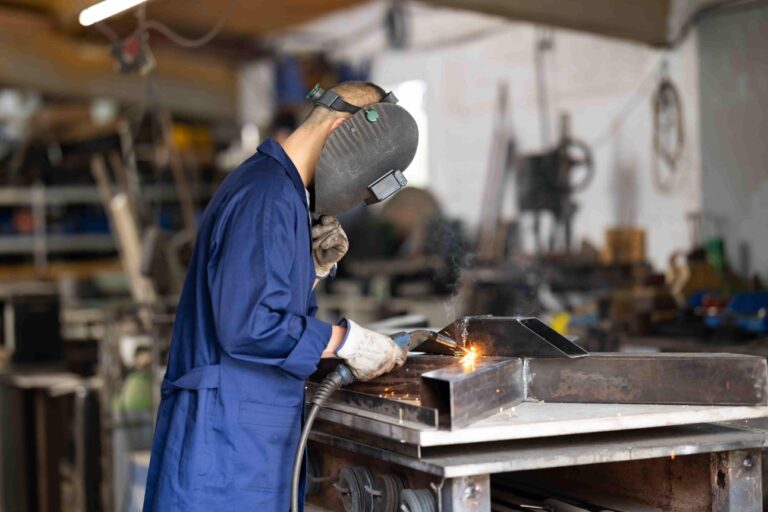 A indústria não precisa apenas produzir mais. Precisa perder menos.