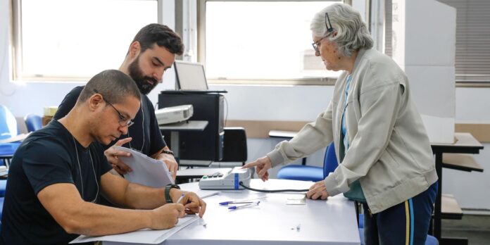 Eleitores do Rio seguem em fila de votação até depois Eleitores do Rio seguem em fila de votação até depois das 19h