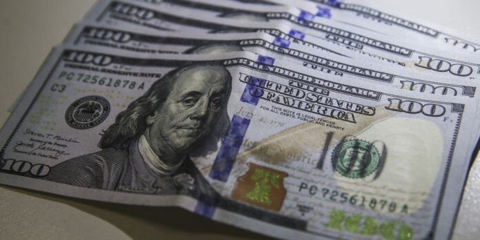 Dólar volta a R$ 5 com ambiente externo e ajuste Dólar volta a R$ 5 com ambiente externo e ajuste pós-eleitoral