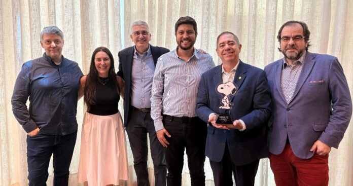 Legenda: Executivos da Peanuts, Lotus e Wyndham São Paulo Ibirapuera participaram da entrega do prêmio nesta semana. Foto: Divulgação | Wyndham São Paulo Ibirapuera Convention Plaza