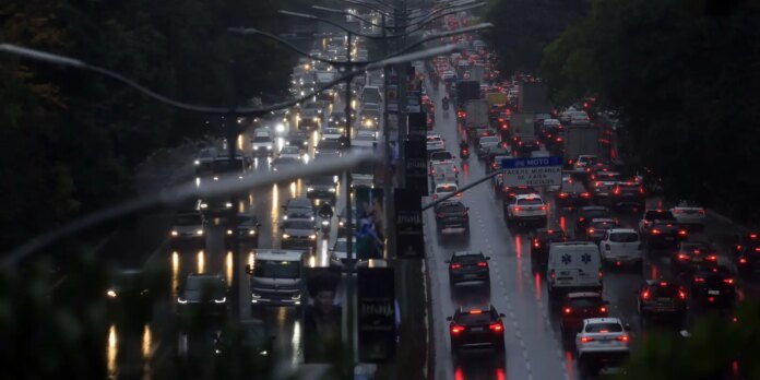 Chuva alaga ruas do centro e deixa um morto na zona norte de São Paulo