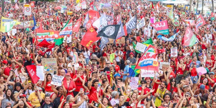 Milhares de pessoas lotam a orla de Copacabana em apoio Milhares de pessoas lotam a orla de Copacabana em apoio a Lula