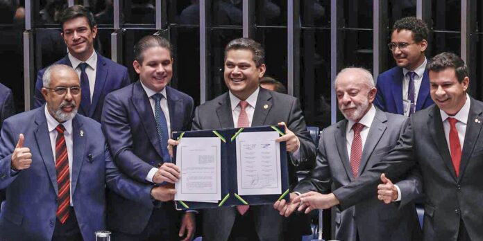Alcolumbre homenageia Paim no fim da 6x1; entenda motivo Alcolumbre homenageia Paim no fim da 6x1; entenda motivo